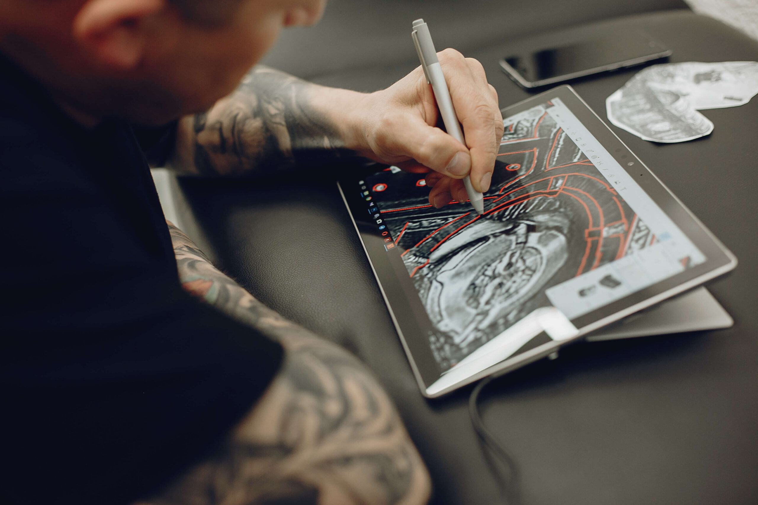 homem-desenhando-o-esboco-em-um-tablet